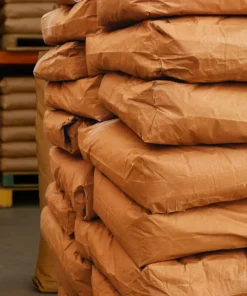 Almacén industrial con sacos de Goma Xantana HV biopolímero para perforación