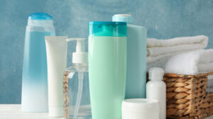 Industria cosmética y de cuidado personal con ingredientes químicos activos.