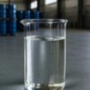 Líquido transparente de isobutanol grado técnico en laboratorio