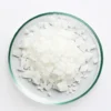 Tambor metálico sellado con Benzotriazol 99% grado técnico para distribución industrial.